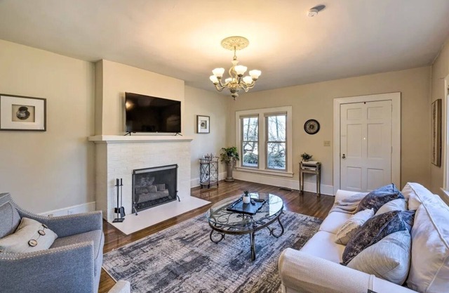 NEW! Spacious Downtown Villa w/King + Garden Views