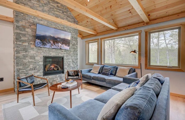 New Spacious Ski Home-Hot Tub + Game Rm/Sleeps 12