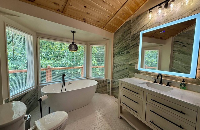 NEW! STUNNING Lakefront Treehouse in Kodak! 3BR~4BA~MASSIVE Game Room & HT!