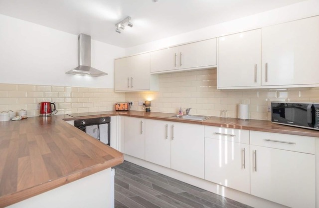 NEW! Stylish 5-Bed Flat in Thornaby, Big groups!