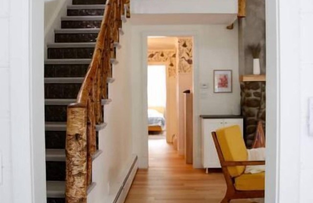 NEW Stylish Waterfront Retreat - Skiing, Swimming, Hot Tub
