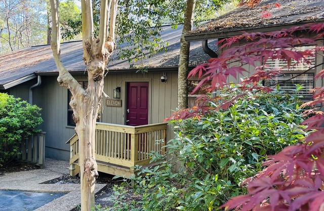 NEW TO VRBO 3 MIN TO LAKE MARTIN ON AUBURN SIDE STILLWATERS GATED GOLF MARINA
