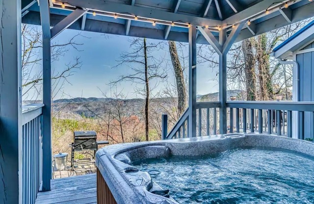 NEW TO VRBO - Cozy 2-bedroom 2-bathroom cabin in Chalet Village - pet friendly!