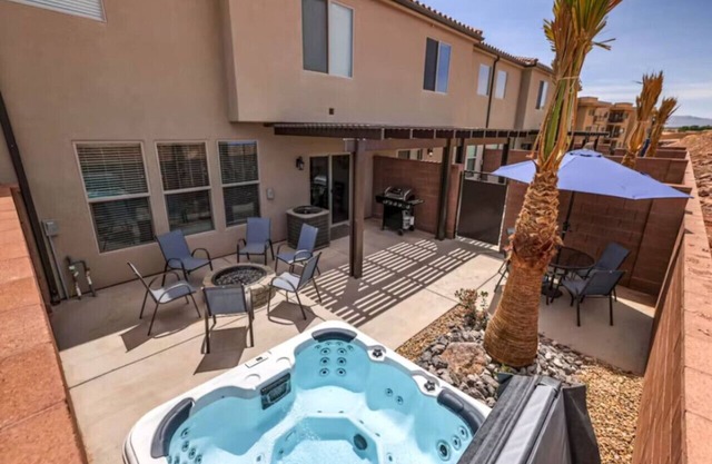 NEW Townhome - Private Hot Tub, Fire Pit & Pool
