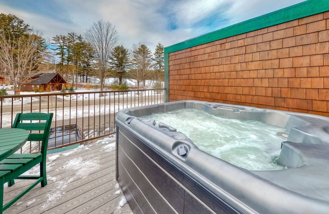 New townhome w/private hot tub, game room, AC & fireplace - steps to Cranmore