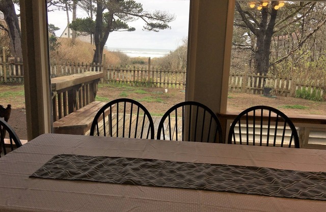 NEW! Tranquil Oceanfront Gem with Hot-tub 3 BDRM + Den, 3 BATH