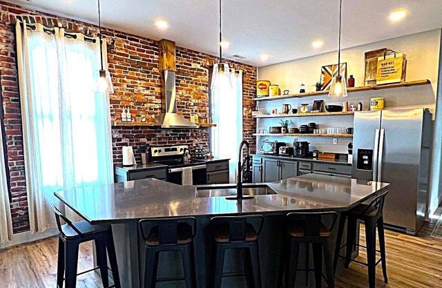 New Ultimate Downtown House-2 Apartments w/5 Bdrms