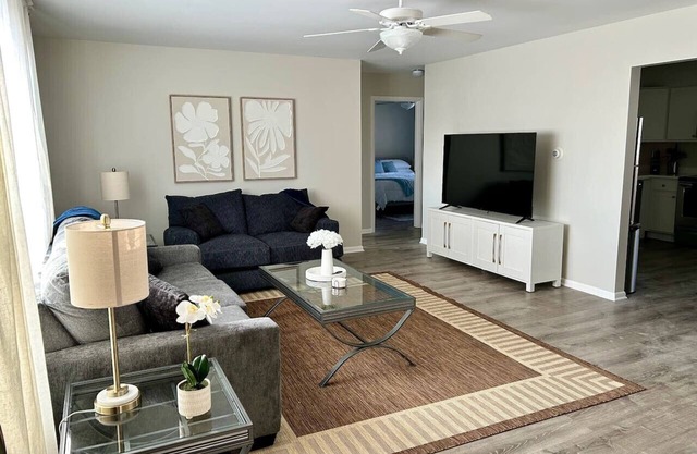 New updated Apt 1/2 Mile to Downtown Libertyville!