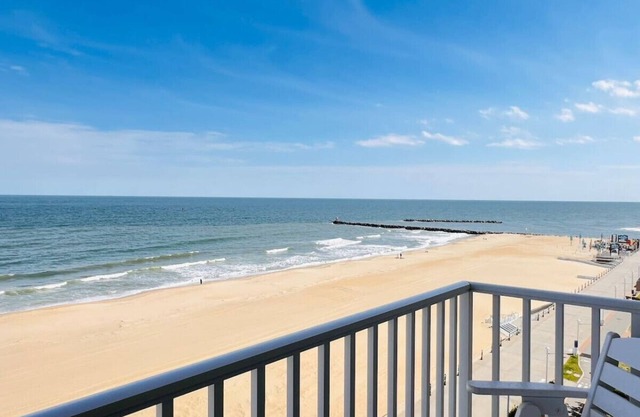 NEW Updated Oceanfront 2bd 2bth/Beachfront/Pool
