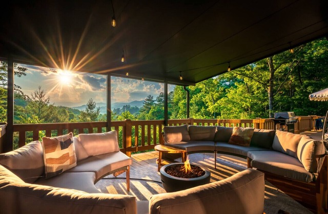 NEW! VIEWS|2 GAMEROOMS|HOT TUB|SAUNA