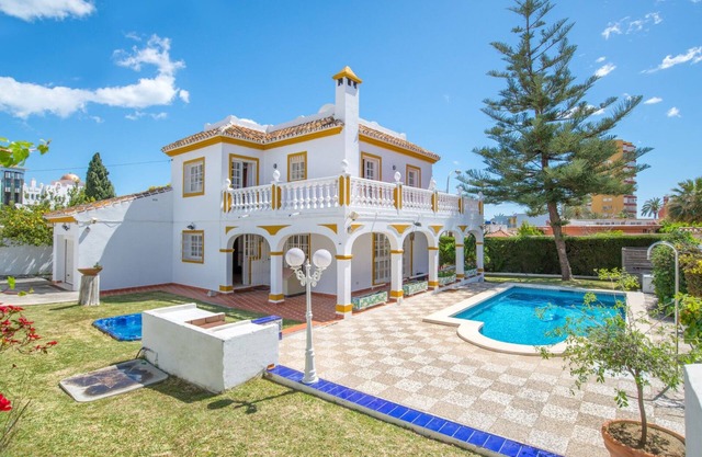 NEW! Villa 5 min walk to the beach! heated pool+hot tub - near Puerto Marina