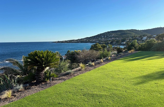 New villa with exceptional sea view, 5-minute walk from a small beach