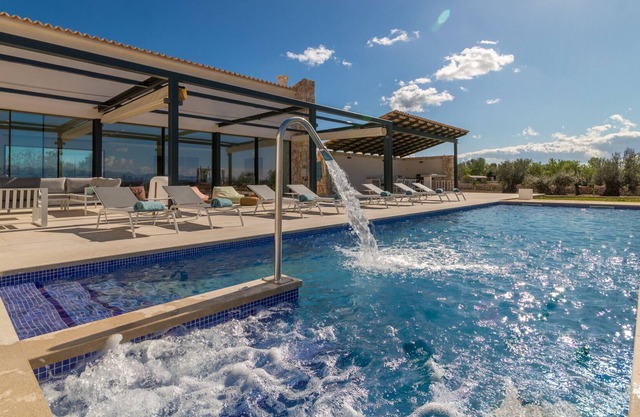 NEW Villa with Jacuzzi pool, playground, ping pong and table football, Mallorca