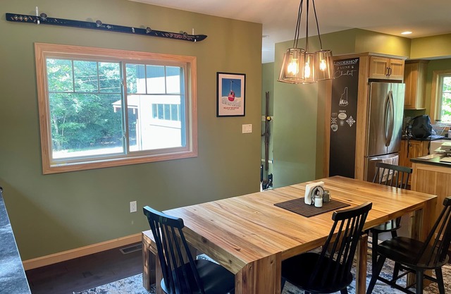 New w/3 kingbeds, AC, hot tub- 1 min to Storyland
