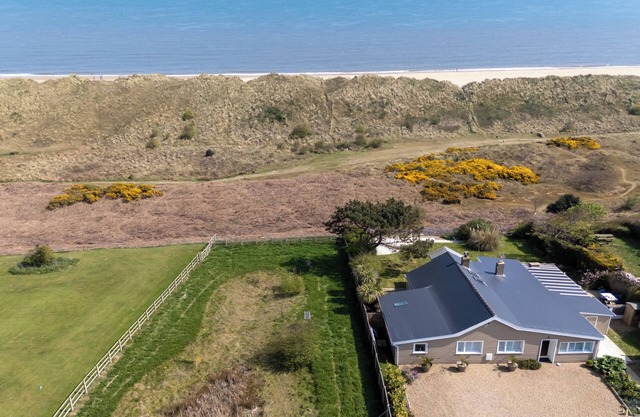 *NEW* White Horses, OPEN Sea Views over unspoilt dunes. Walk to the Beach & Pub!