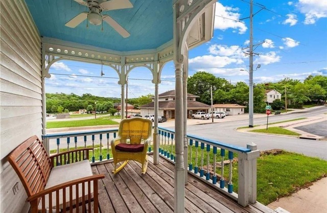 (NEW YEAR SPECIAL Avail Jan 1-5) Victorian with Yards near University