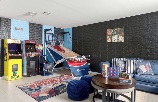 Newark Gem - 6 bedroom, 5 bathroom - Near NYC & Airports - Sleeps Large Groups!