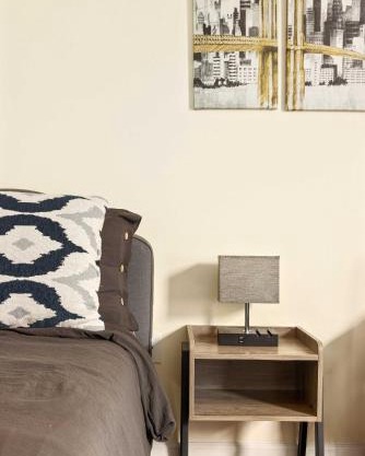 Newark Gem Pearl 3BR, 2BA - Sleeps 10 - Walk to Prudential Center and Newark Penn Station, Near EWR and American Dream Mall, includes WiFi - Laundry - Backyard - Gym