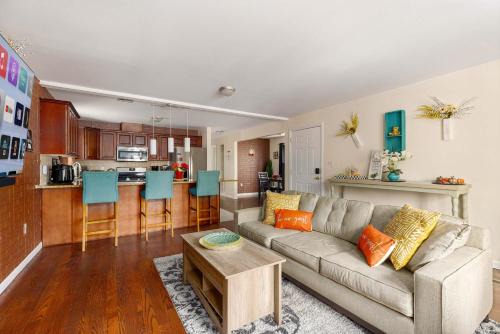 Newark Gem Ruby 3BR, 3BA - Sleeps 14 - Walk to Prudential Center and Newark Penn Station, Near EWR and American Dream Mall, includes Parking - WiFi - Laundry - Backyard - Gym