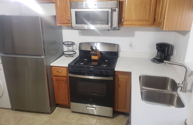 Newer Cosy 1 BR Basement Apartment in Saratoga Springs - 2 Mins Drive To Track