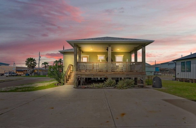 "Newly Built 2-Bedroom Coastal Cabin: Cozy Beach Retreat with Shopping & Dining Nearby!"