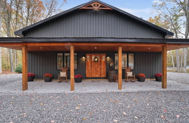 Newly Built Barndominium w/Golf Sim, Hot Tub, Firepit, Minutes to Jim Thorpe!