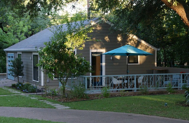 Newly built, International Modern Guest Home w/laundry & gym in Central Austin