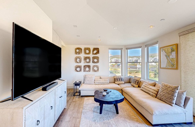 Newly built luxury home with hot tub, firepit & ideal central location