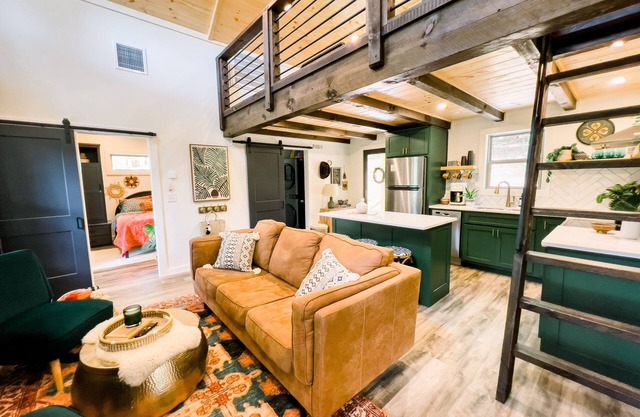 Newly built nature-inspired bohemian cabin close to everything!