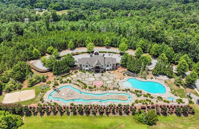 NEWLY FURNISHED 4BR/4BA condo 8 mins from Memorial Stadium 15 mins from Clemson!