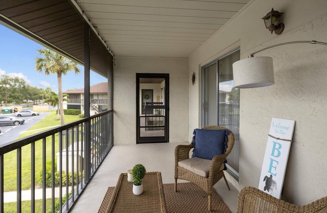 Newly Furnished condo, close to beautiful Jupiter and Juno Beaches.