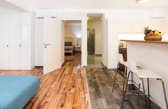 Newly refurbished central 2Be+LR AC 75 sqm apartment
