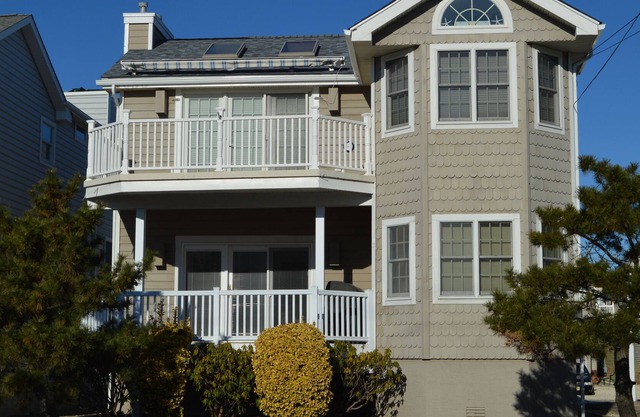 Newly remodeled, 4BR Condo only 1.5 block to beach