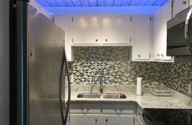 NEWLY REMODELED Chalet 2 BR+Large Loft, 2-1/2 Baths, Sleeps 6, Large DR, 2 Decks