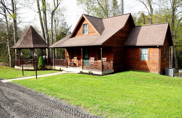 Newly Remodeled, Close to the lake, hot tub, and game room