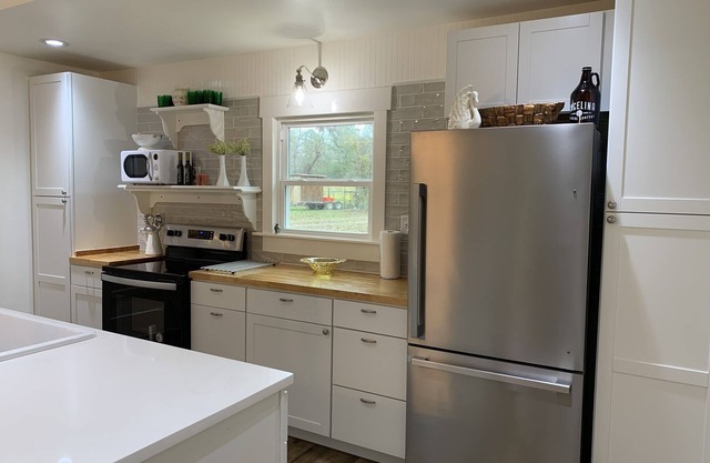 Newly remodeled Cottage, modern and charming