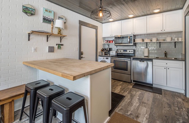Newly remodeled, cozy loft condo with Mountain Views. Hill Condo Loft Escape!