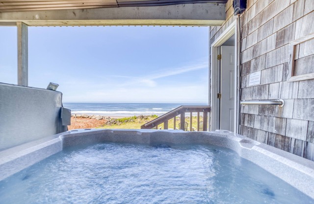 Newly Remodeled Ocean Front Home In Road's End w/Fabulous Amenities!