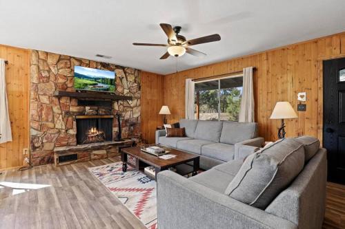 Newly Remodeled Pet Friendly Strawberry Cabin