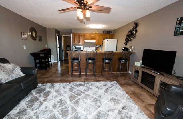 Newly Remodeled-SLEEPS 4-Waterfront with GREAT View of lake and Main channel