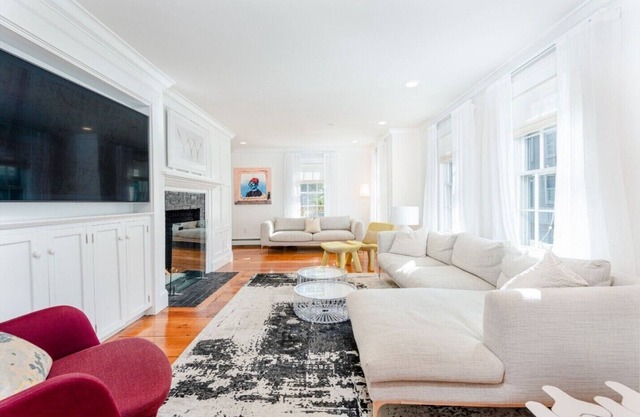 Newly Remodeled, Stylish Decor, 5 minute walk to Town, 5BR/5.5BA