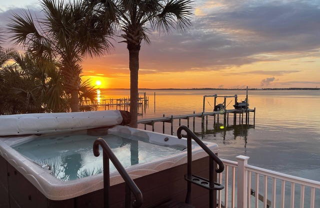 Newly Remodeled Waterfront 9 BR 5BA-100ft Dock-Elevator-Lg Hot Tub-Indoor Slide
