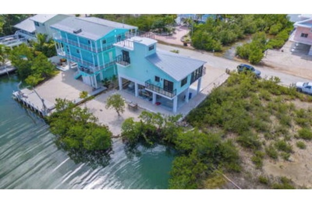 Newly Remodeled Beautiful 3 Bedroom 2 Bath Canal Front Home