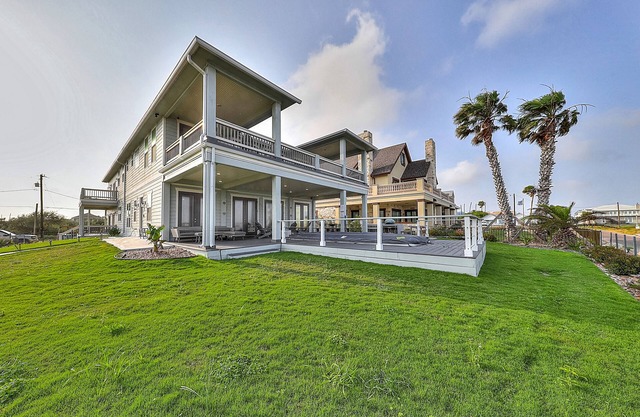 Newly remodeled waterfront home with 2 decks & swim spa - near beach