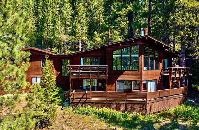NEWLY REMODELEDn6 Bedrooms/3.5 Baths-Sleeps 14nAWESOME VIEWS Hot Tub & Saunannnn