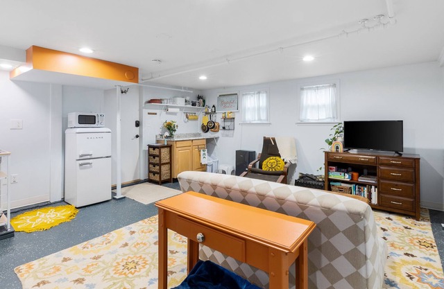 Newly renovated 1 bedroom with yard and parking
