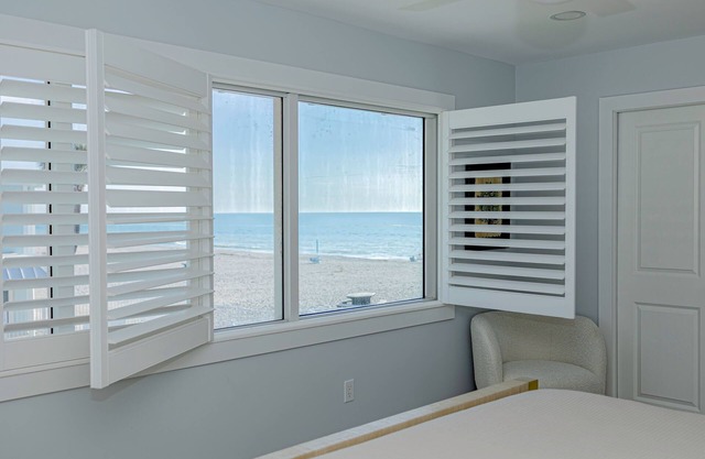 Newly renovated 2-bedroom beachfront condo in Boca Grande with pool, AC & WiFi