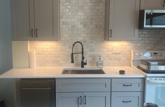 Newly renovated 2BR townhome walking distance to the beach, restaurants & shops