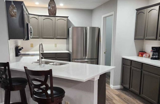 Newly Renovated, 2miles to Airport, Spacious, With Gym