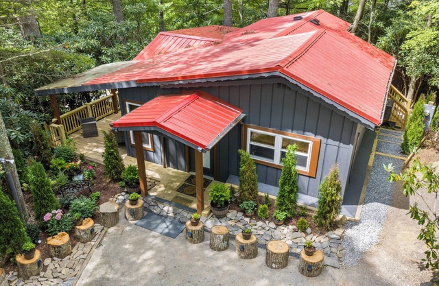 Newly Renovated 3/2 Cabin & Resort-Style Amenities, Golf community, Fire-Pit, AC